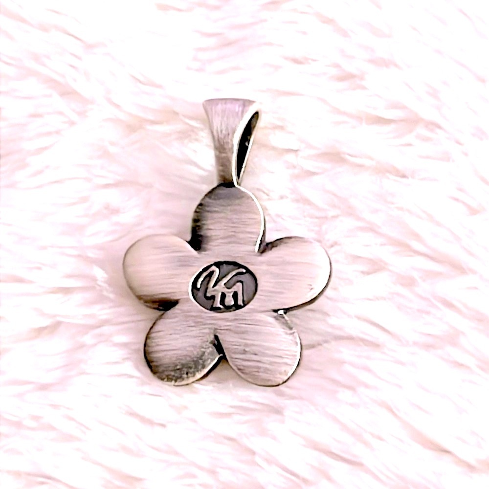 NWT 🌺 VM -WATERPROOF SILVER STAINLESS STEEL FLOWER PENDANT SLIDE w/BLUE CRYSTALS - Picture 2 of 8